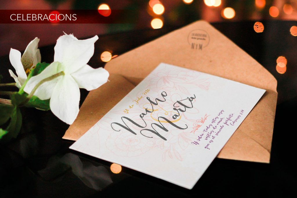 Impressió d'una invitació de boda i fabricació artesanal del sobre