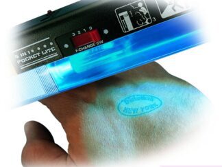 Lámpara ultravioleta y mano con marcas de tinta invisible ultravioleta