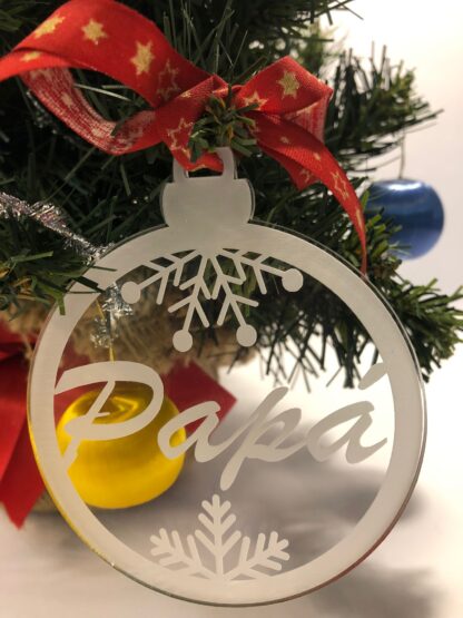 Bola decorativa personalitzada amb diferents noms sobre metacrilat per arbre de nadal
