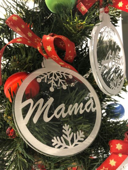 Bola decorativa personalitzada amb diferents noms sobre metacrilat per arbre de nadal