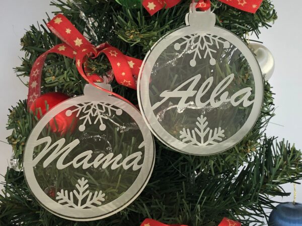 Bolas decorativas personalizadas con diferentes nombres sobre metacrilato para árboles de navidad