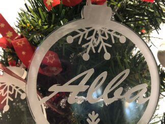 Bola decorativa personalitzada amb diferents noms sobre metacrilat per arbre de nadal