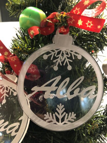 Bola decorativa personalitzada amb diferents noms sobre metacrilat per arbre de nadal