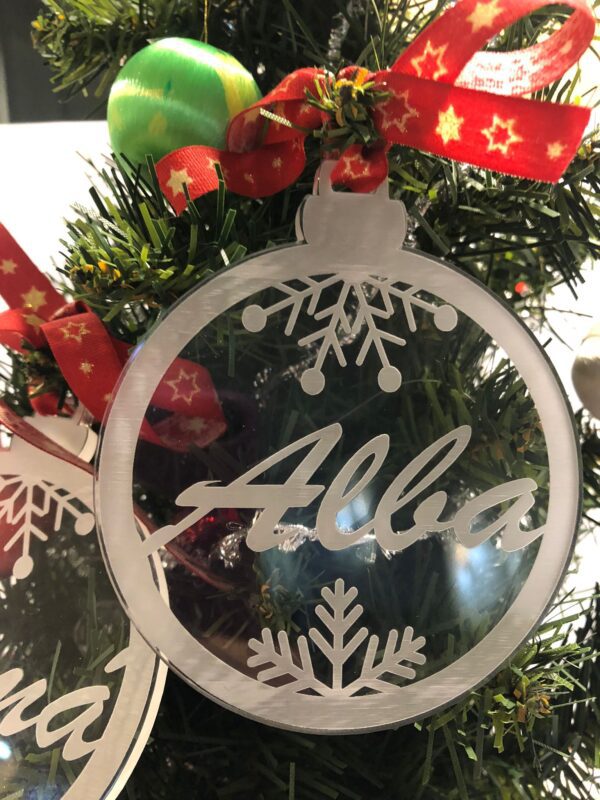 Bola decorativa personalizada con diferentes nombres sobre metacrilato para árbol de navidad