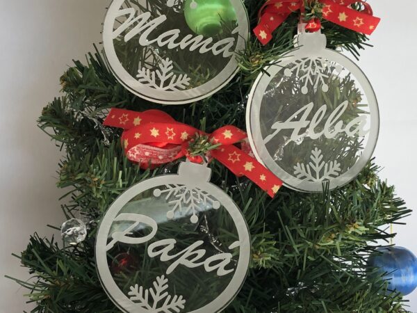 Bolas decorativas personalizadas con diferentes nombres sobre metacrilato para árboles de navidad