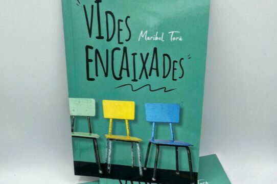 Portada d'un llibre autoeditat, "Vides encaixades" de Maribel Torà