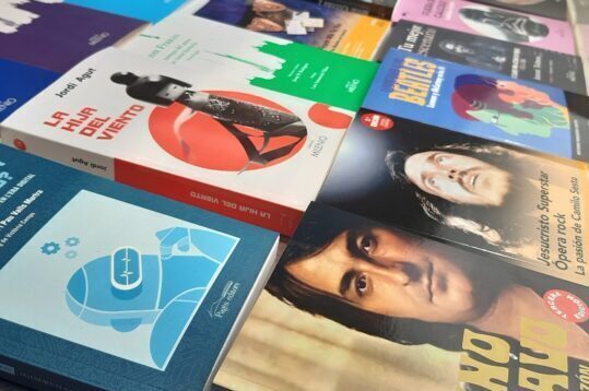 Algunos de los libros editados y autopublicados por la imprenta de Lleida Arts Gràfiques Bobalà