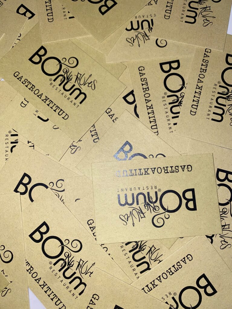 Tarjetas del restaurante Bonum No Rules con papel hecho con restos de aceitunas.