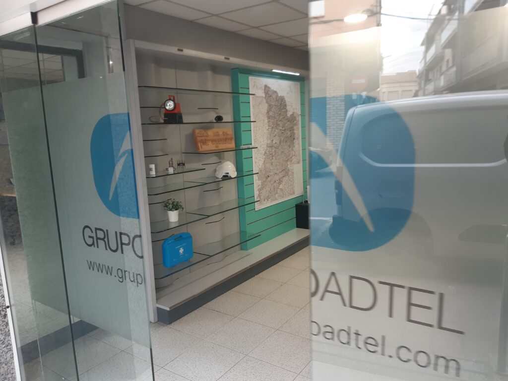 Impressió de vinil transparent per la porta automàtica de vidre de l'empresa SIDTEL