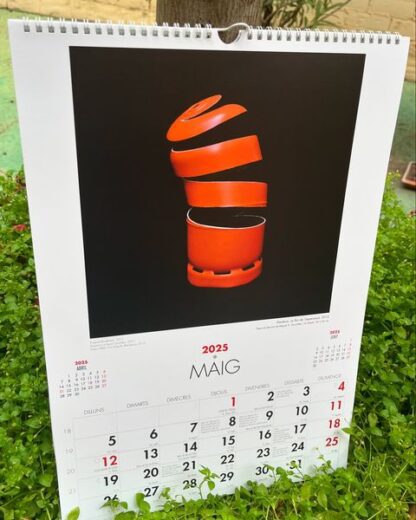 Pàgina del mes de mayo del calendario delErmengol de Pagès editors Arts Fugit 2025 impresos en Arts Gràfiques Bobalà