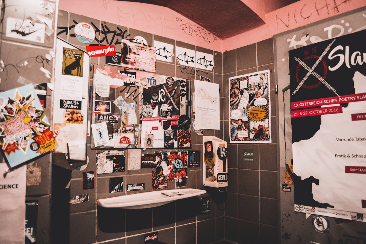 Pared con flyers y pegatinas